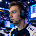 CSGO职业狙击手选手头像，佩戴耳机的比赛现场照片